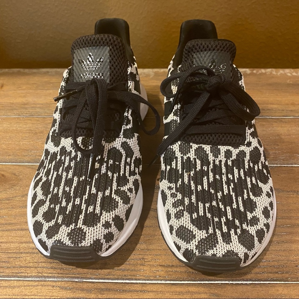 Adidas || Swift Run Sneakers (Size 6)